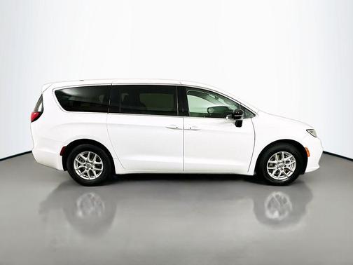 2024 Chrysler Pacifica Touring-L