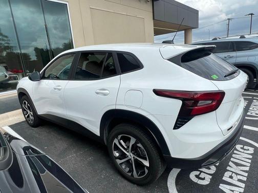 Summit White 2024 Chevrolet Trax 1RS