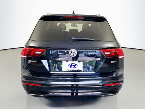 Deep Black Pearl Effect 2021 Volkswagen Tiguan 2.0T SE R-Line Black