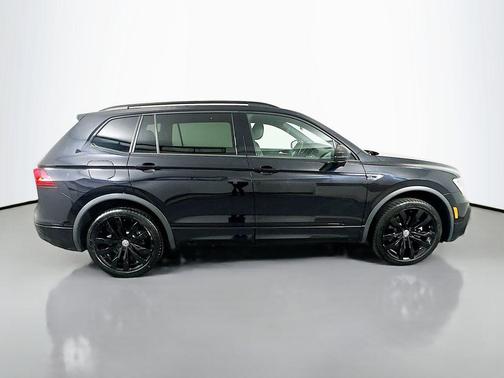 Deep Black Pearl Effect 2021 Volkswagen Tiguan 2.0T SE R-Line Black