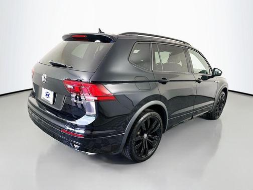 Deep Black Pearl Effect 2021 Volkswagen Tiguan 2.0T SE R-Line Black