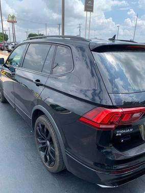 Deep Black Pearl Effect 2021 Volkswagen Tiguan 2.0T SE R-Line Black