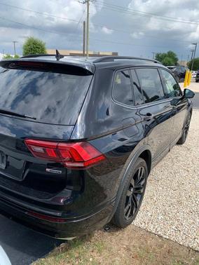 Deep Black Pearl Effect 2021 Volkswagen Tiguan 2.0T SE R-Line Black
