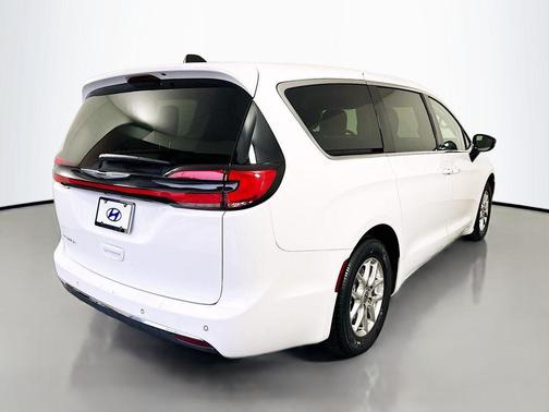 2024 Chrysler Pacifica Touring-L
