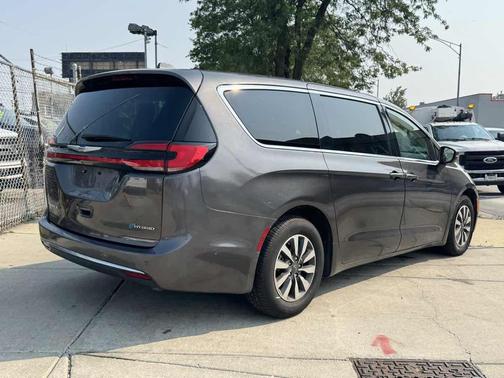 2022 Chrysler Pacifica Hybrid Touring L