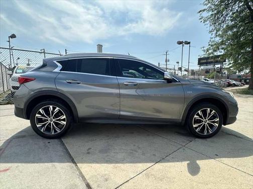 2017 INFINITI QX30 Premium