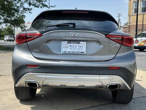 2017 INFINITI QX30 Premium