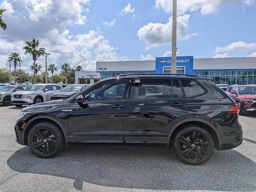 Deep Black Pearl Effect 2024 Volkswagen Tiguan 2.0T SE R-Line Black