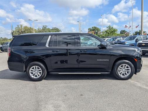 2023 Chevrolet Suburban LT