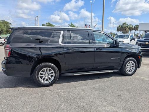 2023 Chevrolet Suburban LT