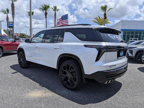 Iridescent Pearl Tricoat 2024 Chevrolet Traverse RS