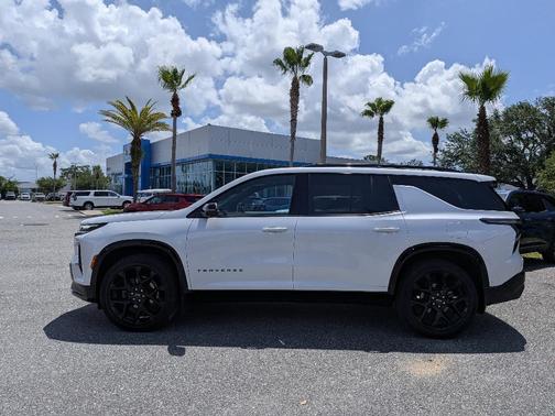 Iridescent Pearl Tricoat 2024 Chevrolet Traverse RS