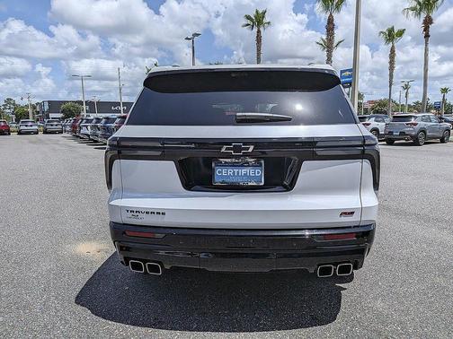 Iridescent Pearl Tricoat 2024 Chevrolet Traverse RS