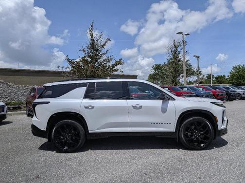Iridescent Pearl Tricoat 2024 Chevrolet Traverse RS