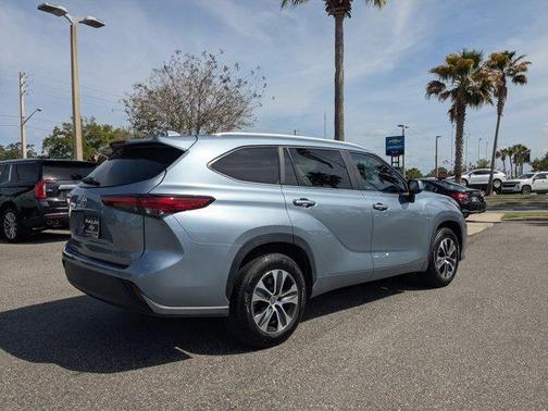 Moon Dust 2023 Toyota Highlander XLE