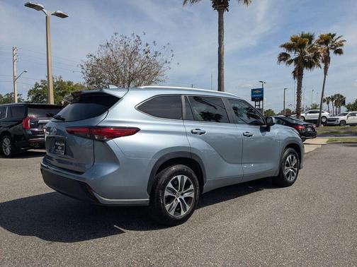 Moon Dust 2023 Toyota Highlander XLE