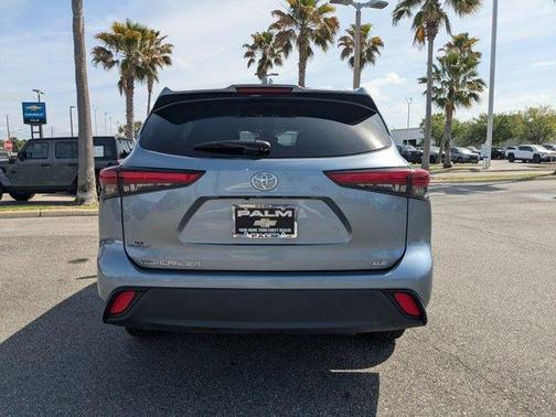 Moon Dust 2023 Toyota Highlander XLE