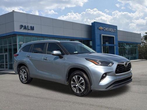 Moon Dust 2023 Toyota Highlander XLE