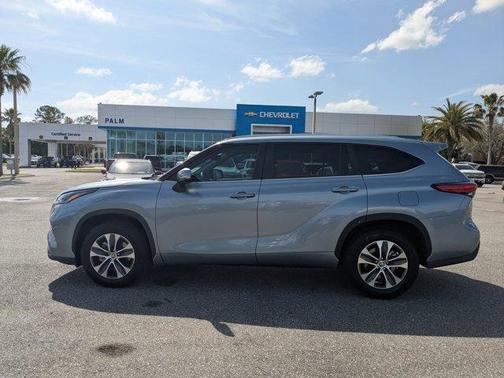 Moon Dust 2023 Toyota Highlander XLE