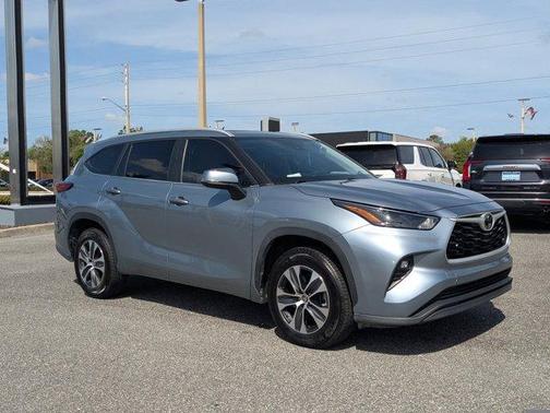 Moon Dust 2023 Toyota Highlander XLE