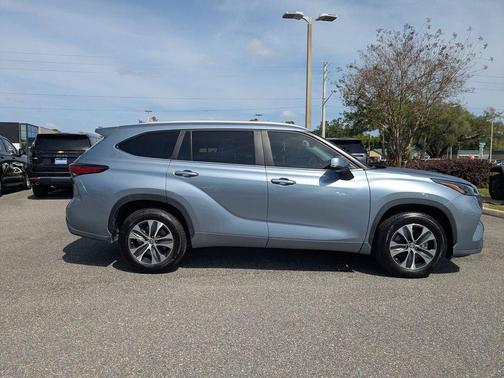 Moon Dust 2023 Toyota Highlander XLE