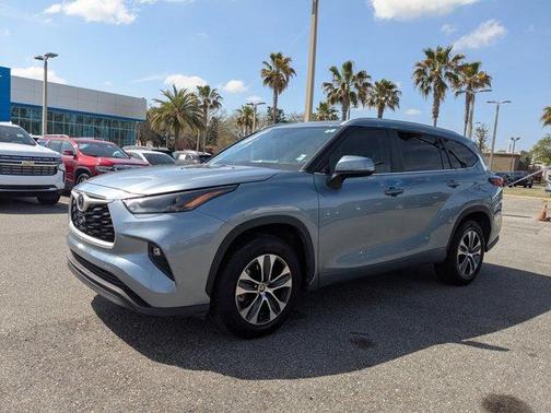 Moon Dust 2023 Toyota Highlander XLE