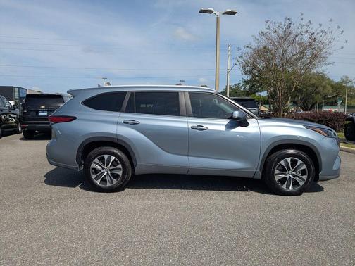 Moon Dust 2023 Toyota Highlander XLE