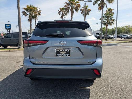 Moon Dust 2023 Toyota Highlander XLE