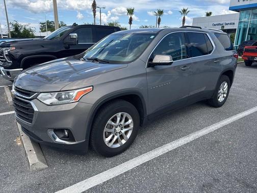 Pepperdust Metallic 2018 Chevrolet Traverse LT Cloth