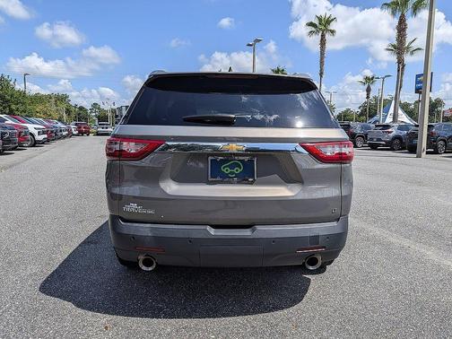 Pepperdust Metallic 2018 Chevrolet Traverse LT Cloth