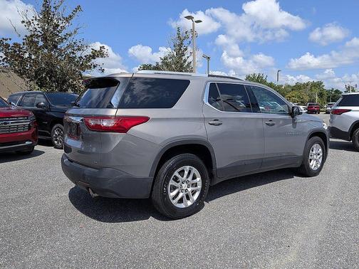 Pepperdust Metallic 2018 Chevrolet Traverse LT Cloth