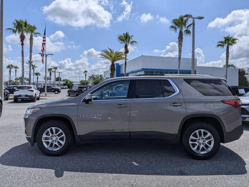 Pepperdust Metallic 2018 Chevrolet Traverse LT Cloth