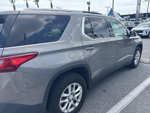 Pepperdust Metallic 2018 Chevrolet Traverse LT Cloth