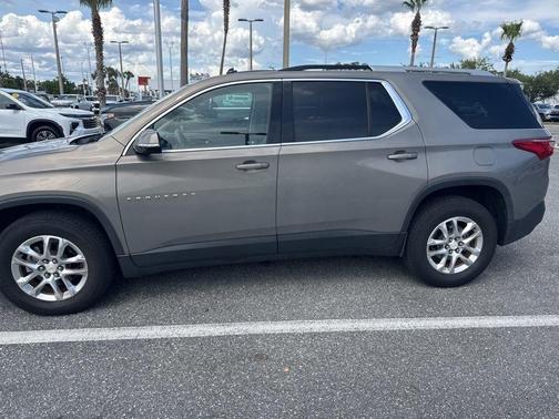 Pepperdust Metallic 2018 Chevrolet Traverse LT Cloth