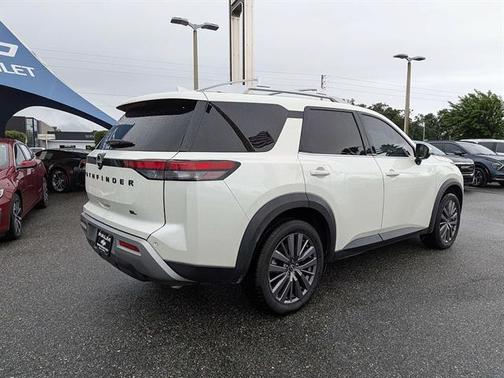White 2023 Nissan Pathfinder SL