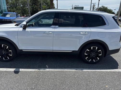 Glacial White Pearl 2023 Kia Telluride SX