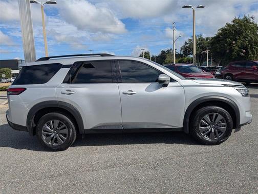 2024 Nissan Pathfinder SV