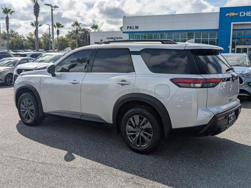 2024 Nissan Pathfinder SV