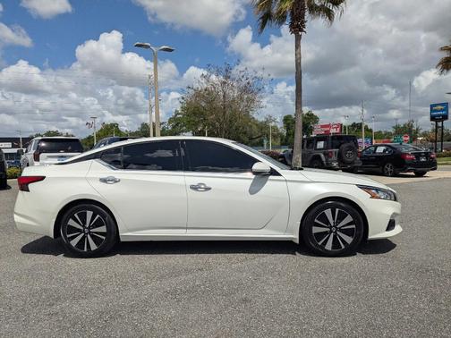 White 2021 Nissan Altima 2.5 SL