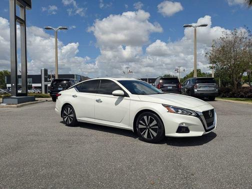 White 2021 Nissan Altima 2.5 SL