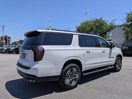 Iridescent Pearl Tricoat 2025 Chevrolet Suburban Z71