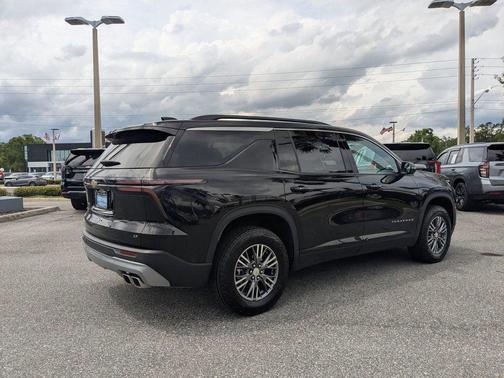 Mosaic Black Metallic 2024 Chevrolet Traverse LT