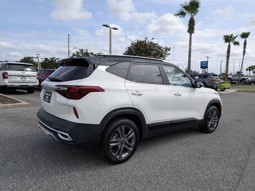 Clear White 2023 Kia Seltos S