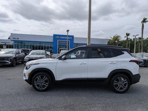 Clear White 2023 Kia Seltos S
