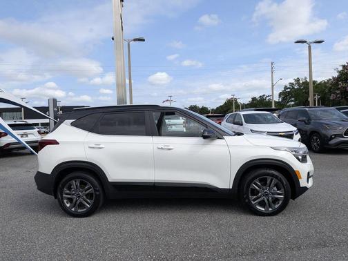Clear White 2023 Kia Seltos S