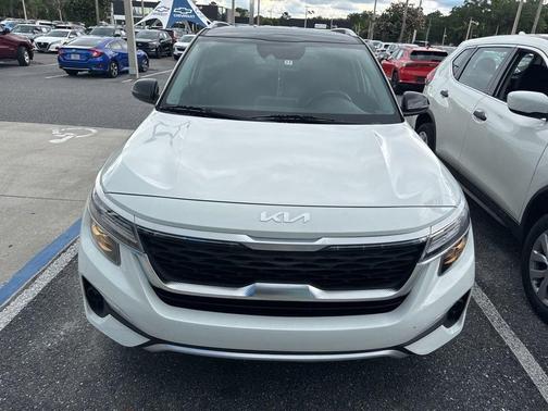 Clear White / Black Roof 2023 Kia Seltos S