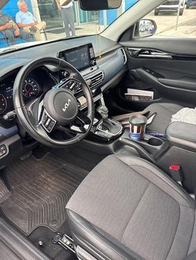 Clear White / Black Roof 2023 Kia Seltos S