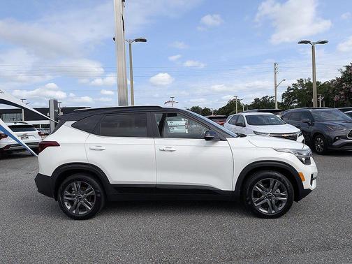 Clear White 2023 Kia Seltos S