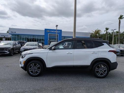Clear White 2023 Kia Seltos S