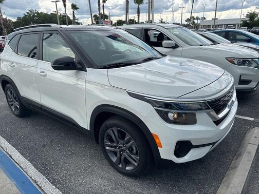Clear White / Black Roof 2023 Kia Seltos S